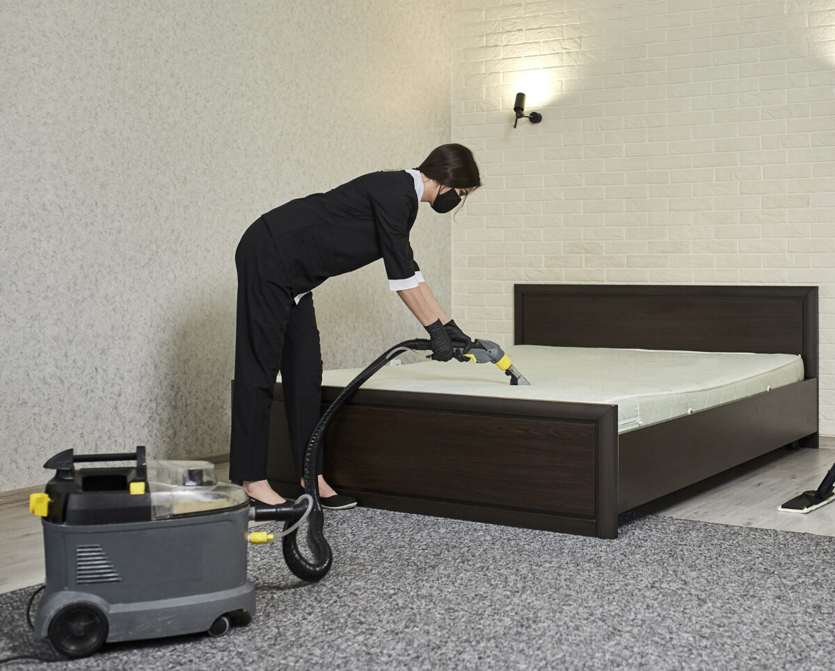 foto de persona que aspira colchon