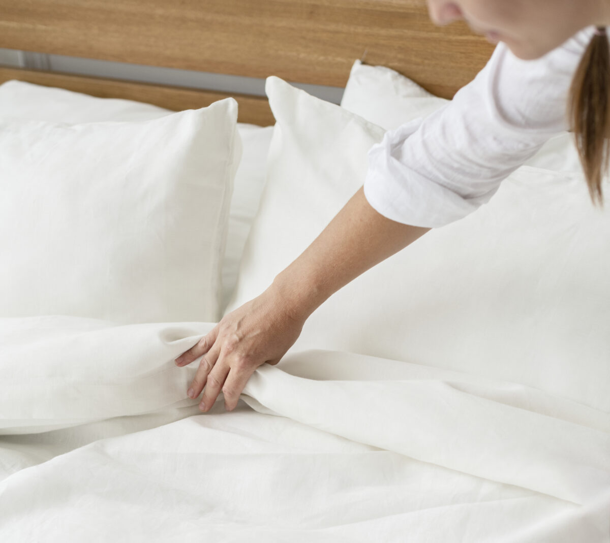 foto de persona colocando funda nordica