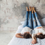 imagen de pareja sobre colchon